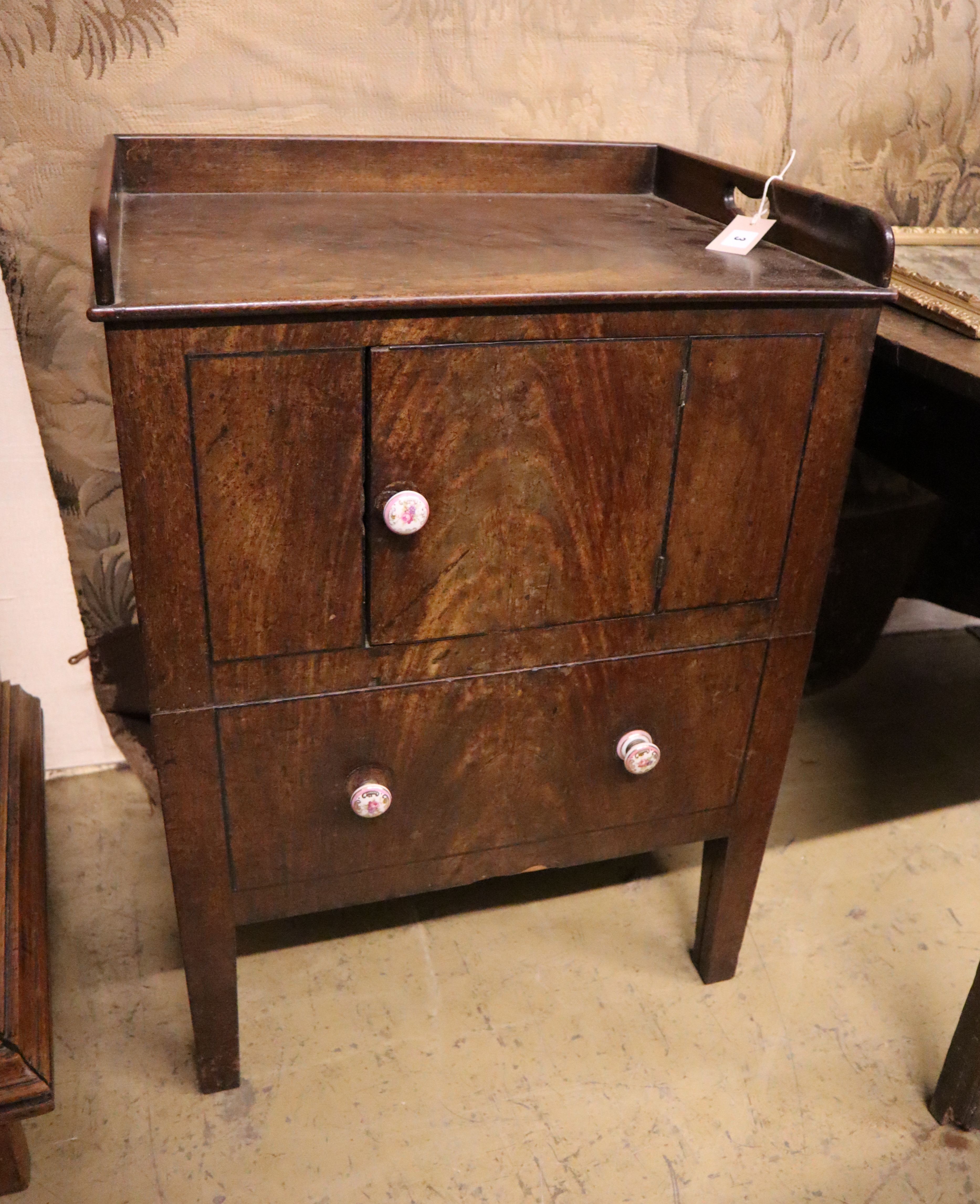 A George III mahogany wash stand, width 56cm, depth 43cm, height 78cm